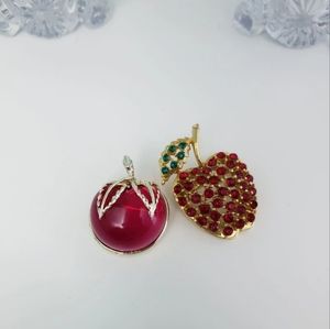 Sarah Coventry Vintage Goldtone Apple Pin